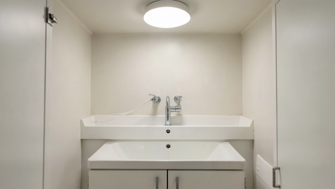 Pozycja przyłączy wody w szafce pod zlewozmywakiem