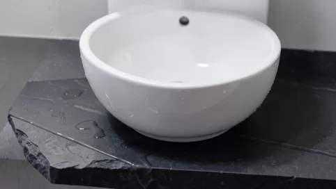 czym przykleić umywalkę do blatu