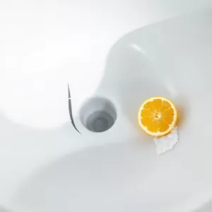 Czym usunąć czarne rysy z umywalki