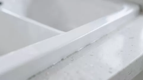 jak odkleić umywalkę od blatu