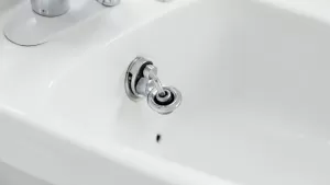 montaż korka automatycznego do umywalki