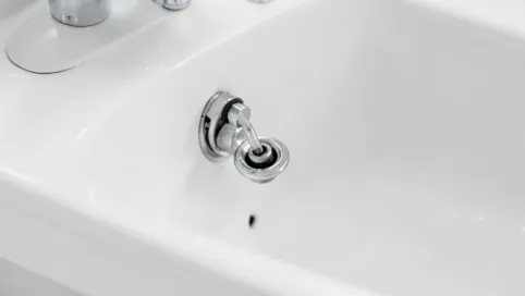 montaż korka automatycznego do umywalki