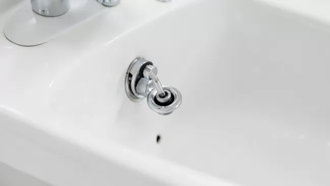 montaż korka automatycznego do umywalki