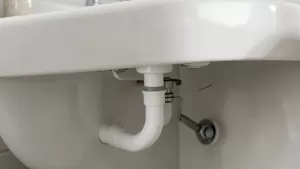 montaż syfonu umywalki z korkiem automatycznym