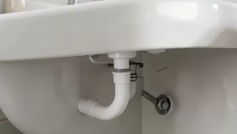 montaż syfonu umywalki z korkiem automatycznym