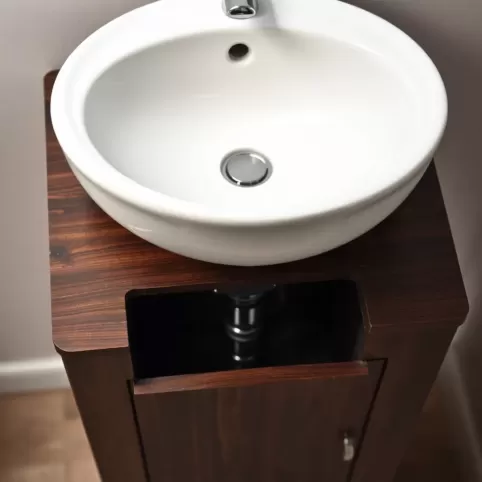 Montaż umywalki na szafce stojącej