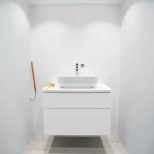 Montaż umywalki z szafką wiszącą