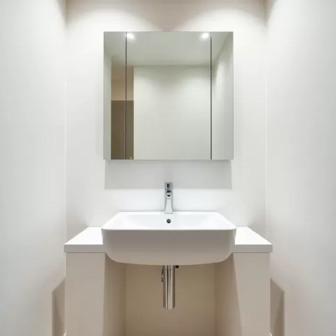 Na jakiej wysokości szafka z lustrem nad umywalką