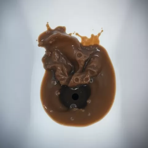 Woda z umywalki wybija w wannie