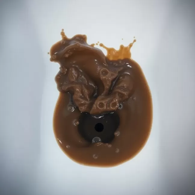 Woda z umywalki wybija w wannie