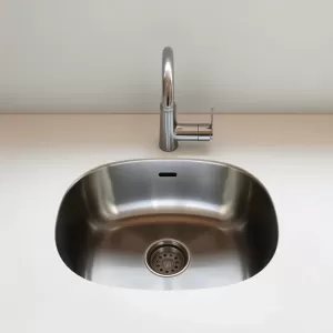 Zlewozmywak jednokomorowy z ociekaczem i baterią